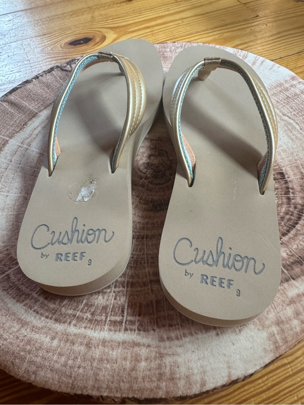 NWOT Reef Metallic Gold Thong Sandals - Picture 5 of 7